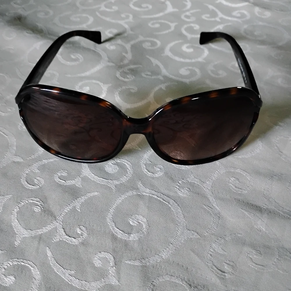 Coach sunglasses With Cleaning Cloth